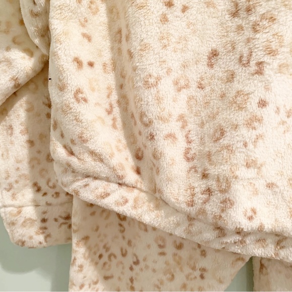 NWT Cozie by Pink Rose White Leopard Faux Fur Pajama Lounge Set XS PJs - Picture 11 of 11